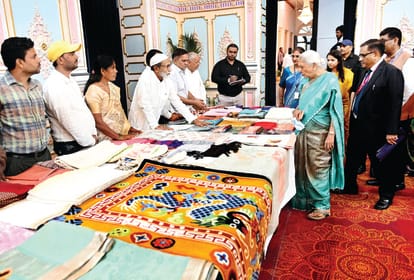 भागीदारी भवन में आयोजित प्रदर्शनी का अवलोकन करतीं राज्यपाल आनंदीबेन पटेल। -जनभवन भागीदारी भवन में आयोजित प्रदर्शनी का अवलोकन करतीं राज्यपाल आनंदीबेन पटेल। -जनभवन