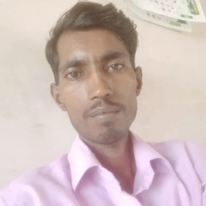 भंसड़िया क्रॉसिंग से बरामद ई-रिक्शा। स्रोत परिजन भंसड़िया क्रॉसिंग से बरामद ई-रिक्शा। स्रोत परिजन
