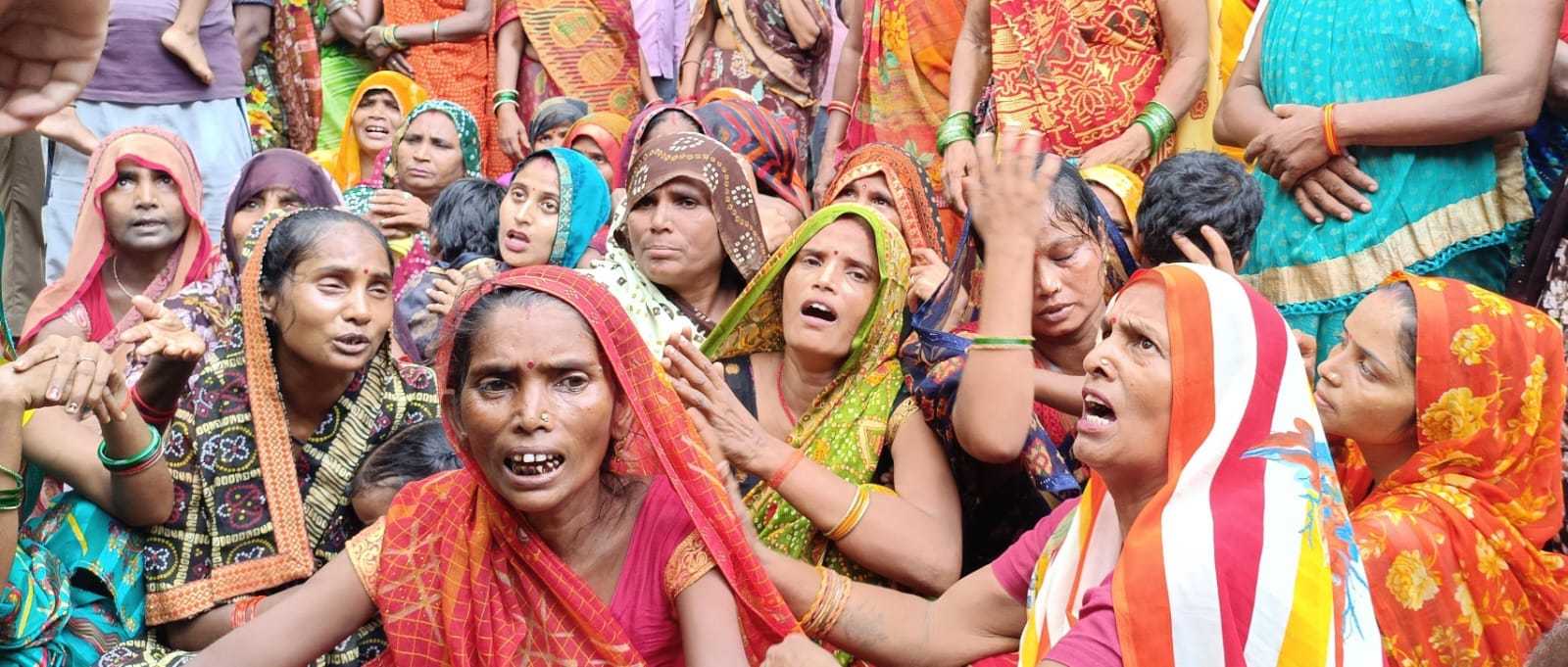 भंसड़िया क्रॉसिंग से बरामद ई-रिक्शा। स्रोत परिजन भंसड़िया क्रॉसिंग से बरामद ई-रिक्शा। स्रोत परिजन