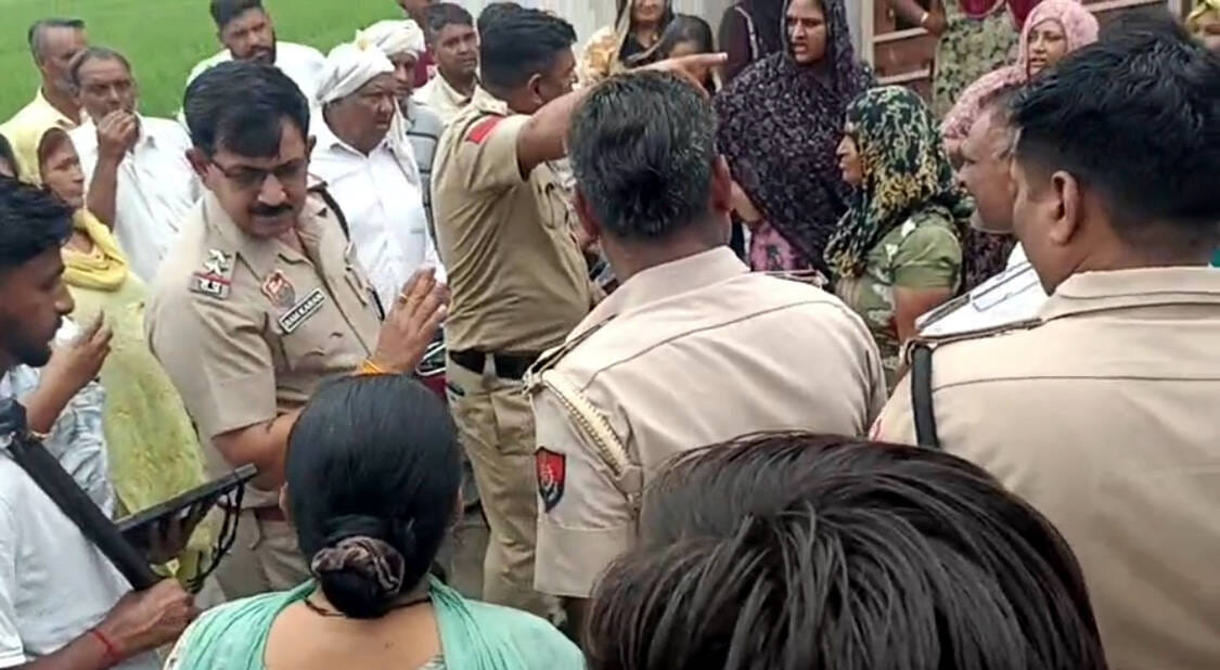 बराड़ा के फोक्सा गांव में जोहड़ की निशानदेही के दौरान विरोध कर रहे लोगों को समझाते पुलिसकर्मी। 