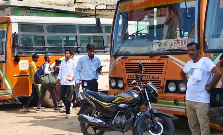 एलआरपी चौराहे पर डग्गामार वाहन में भरी जा रही सवारियां। संवाद एलआरपी चौराहे पर डग्गामार वाहन में भरी जा रही सवारियां। संवाद