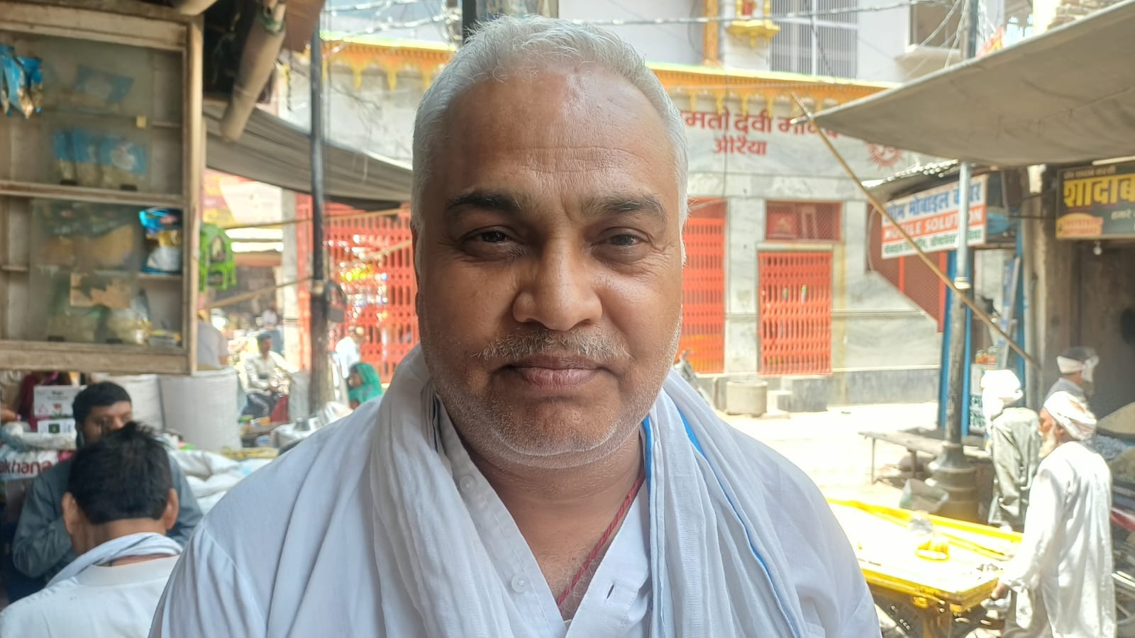 फूलमती मंदिर के पास स्थित दुकान में बोरियां रखता कर्मचारी। संवाद फूलमती मंदिर के पास स्थित दुकान में बोरियां रखता कर्मचारी। संवाद