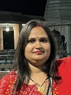 फूलमती मंदिर के पास स्थित दुकान में बोरियां रखता कर्मचारी। संवाद फूलमती मंदिर के पास स्थित दुकान में बोरियां रखता कर्मचारी। संवाद