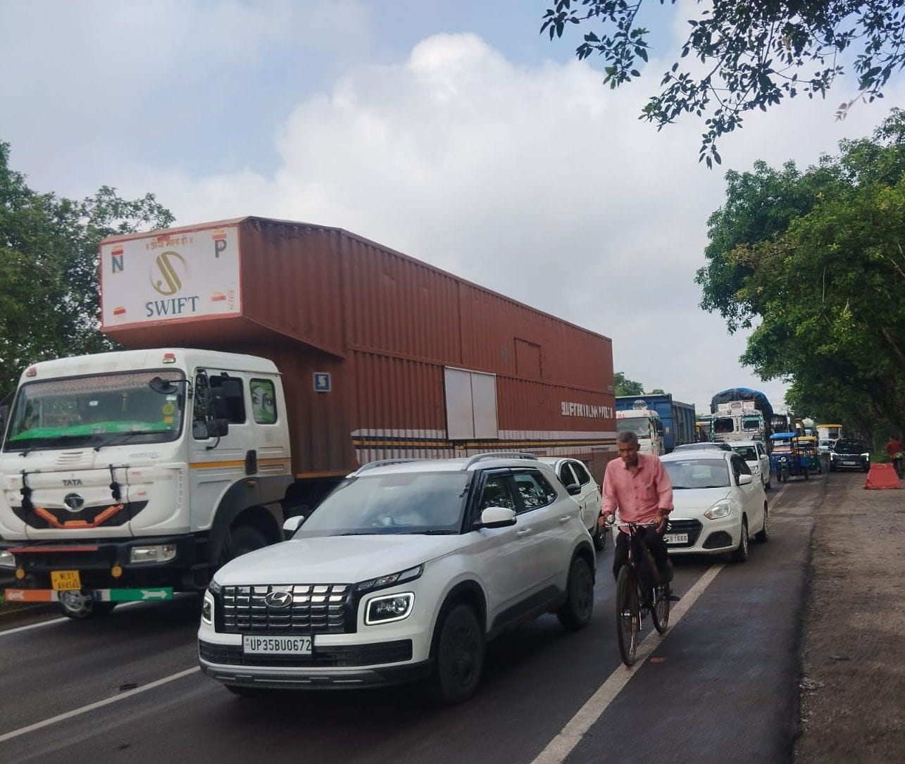 फोटो-1- हाईवे पर खडे़ खराब डंपर को हटाती हाइड्रा। संवाद फोटो-1- हाईवे पर खडे़ खराब डंपर को हटाती हाइड्रा। संवाद