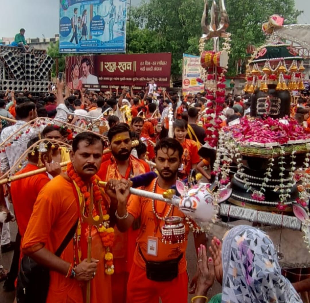 फोटो 10- रोडवेज बस स्टैंड में खड़ी यात्री बसें। संवाद फोटो 10- रोडवेज बस स्टैंड में खड़ी यात्री बसें। संवाद