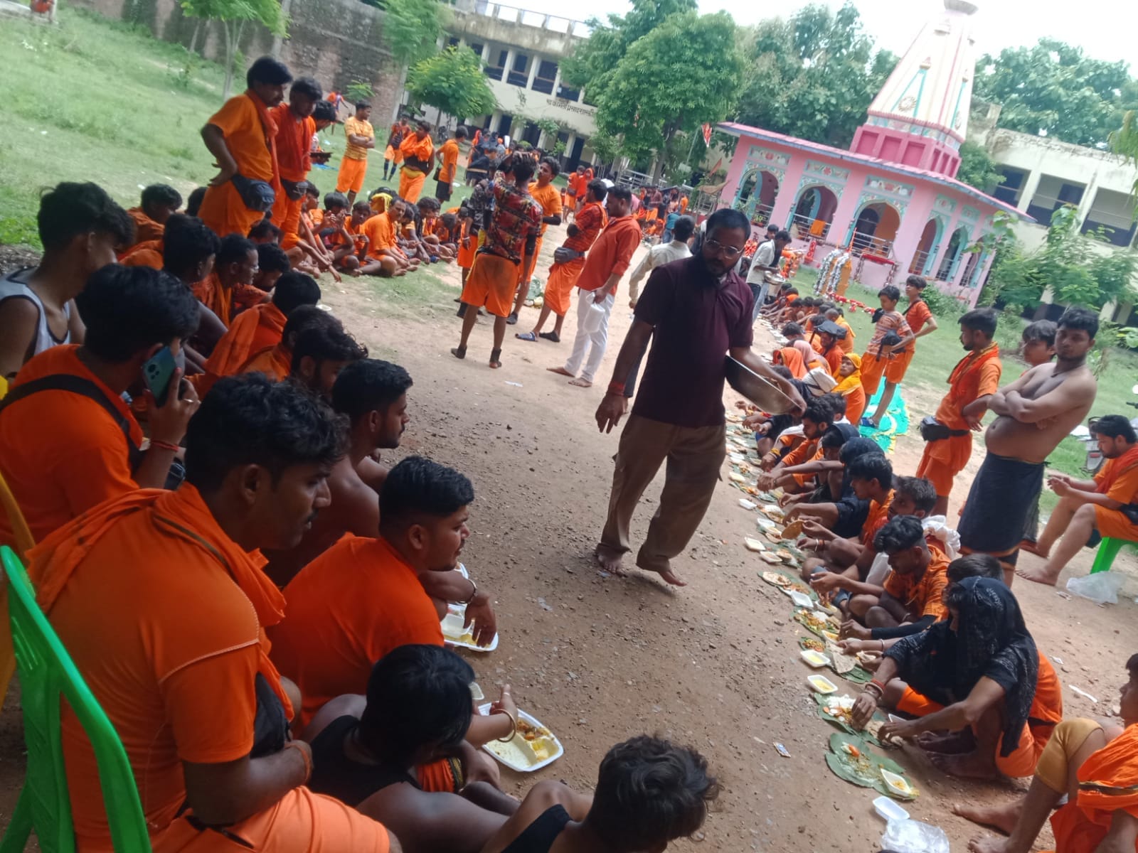 फोटो 10- रोडवेज बस स्टैंड में खड़ी यात्री बसें। संवाद फोटो 10- रोडवेज बस स्टैंड में खड़ी यात्री बसें। संवाद