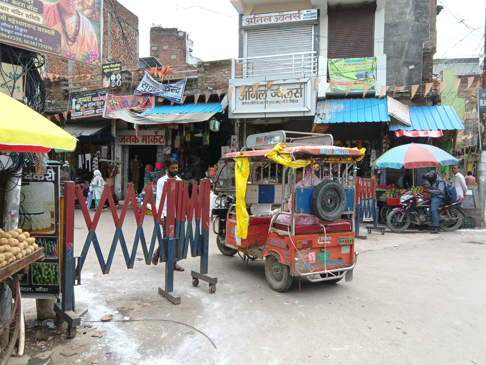 फोटो 10- रोडवेज बस स्टैंड में खड़ी यात्री बसें। संवाद फोटो 10- रोडवेज बस स्टैंड में खड़ी यात्री बसें। संवाद