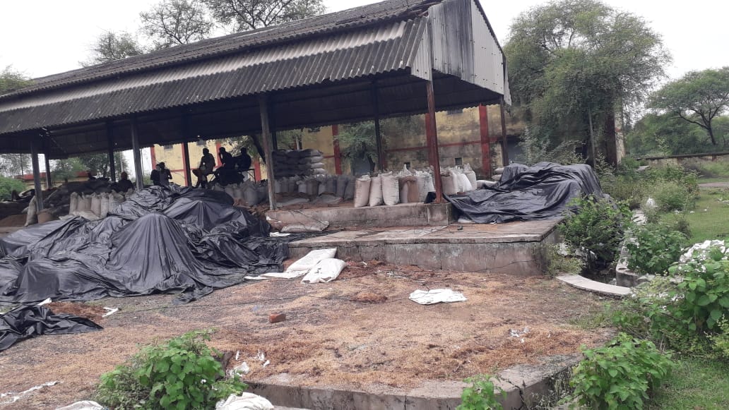 फोटो 22- मंडी समिति जसपुरा में गेहूं की खुली बोरियों पर नाराजगी जताते मंडलायुक्त। स्रोत- प्रशास फोटो 22- मंडी समिति जसपुरा में गेहूं की खुली बोरियों पर नाराजगी जताते मंडलायुक्त। स्रोत- प्रशास