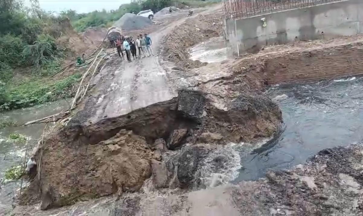फोटो - 32 पानी के तेज बहाव में बहा मलबा। संवाद