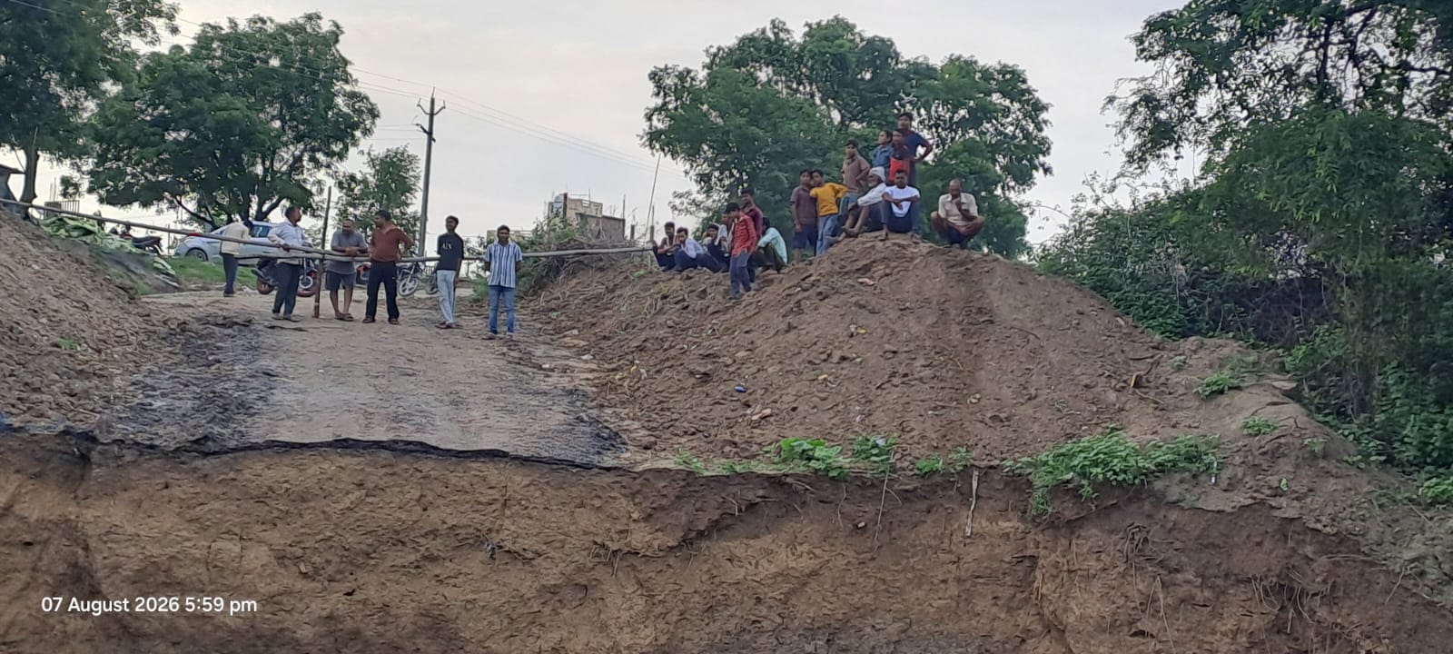 फोटो - 32 पानी के तेज बहाव में बहा मलबा। संवाद