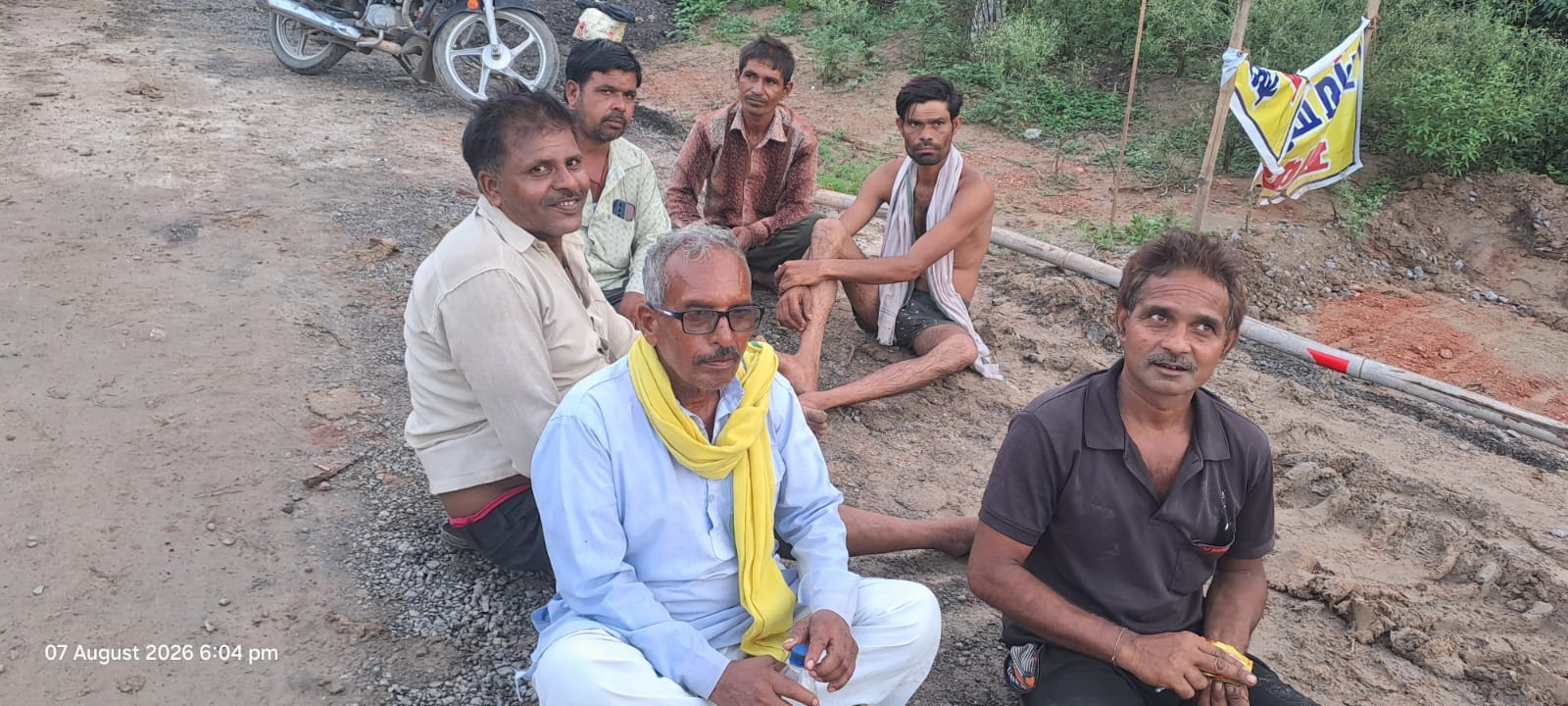 फोटो - 32 पानी के तेज बहाव में बहा मलबा। संवाद