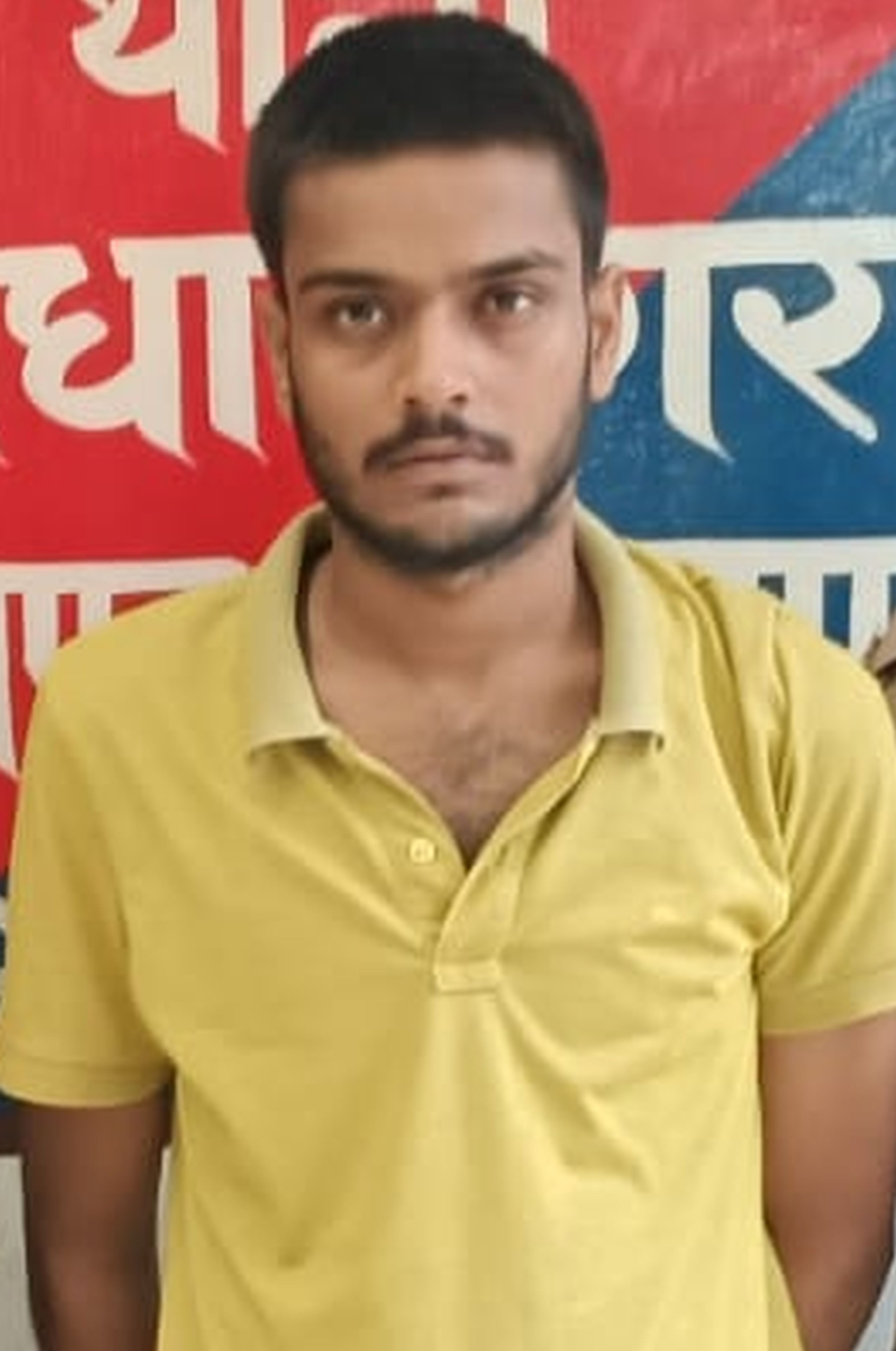 फोटो-41-राधनगर थाने में खड़ा आरोपी गौरव सिंह। स्रोत: पुलिस