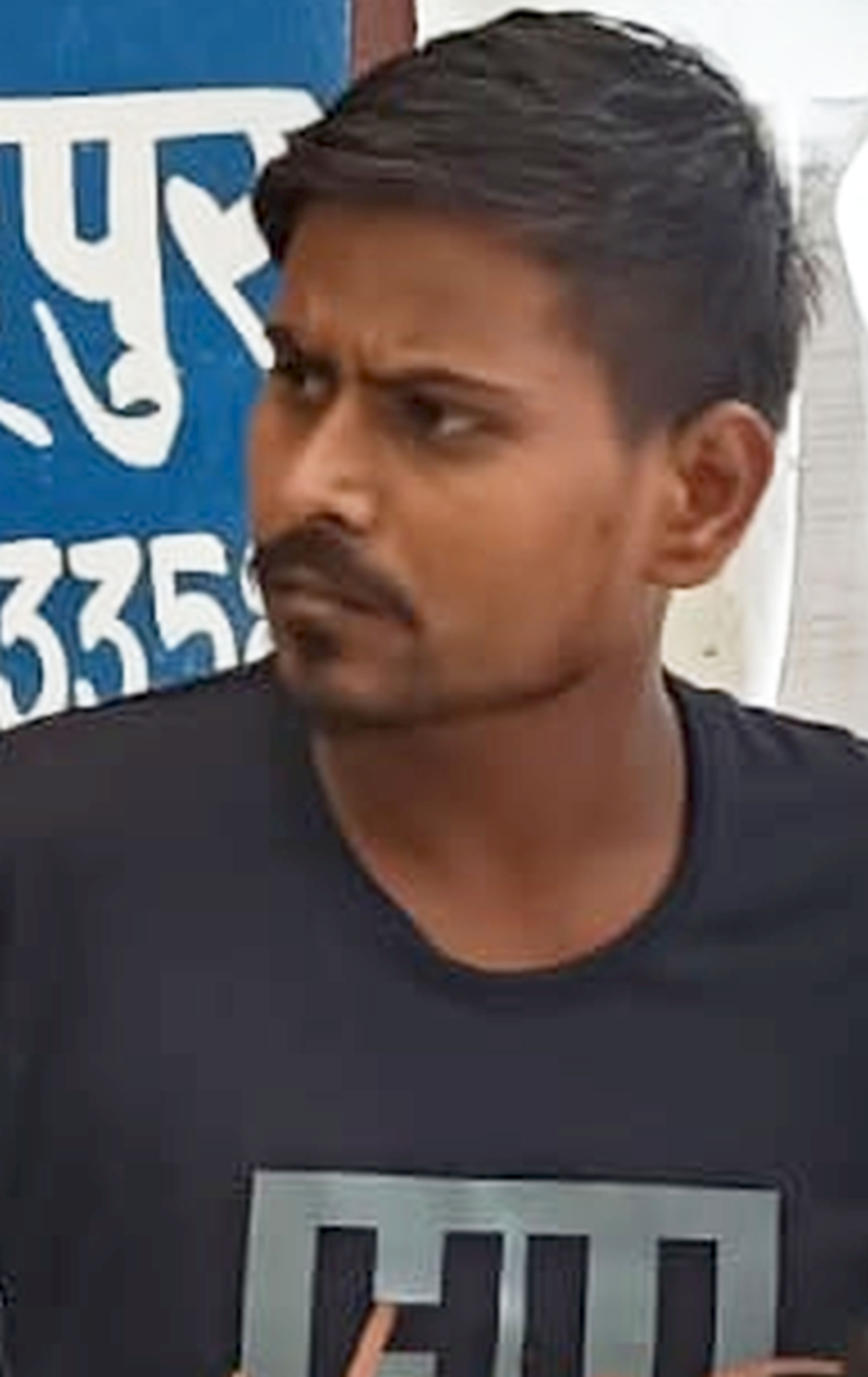 फोटो-41-राधनगर थाने में खड़ा आरोपी गौरव सिंह। स्रोत: पुलिस