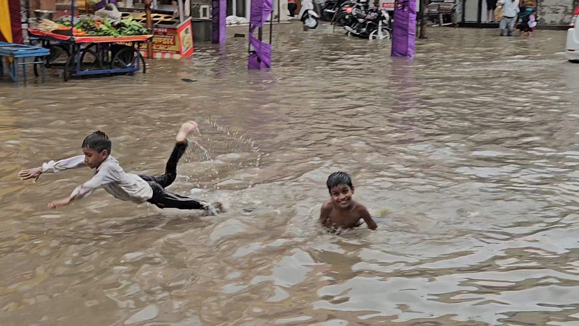 फोटो 8 नरवाना। बरसात के पानी से हुए जल भराव के बीच से निकलती गाड़ी। संवाद।