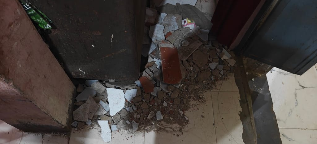 फोटो कैप्शन - करछना तहसील परिसर स्थित उप निबंधक कार्यालय की क्षतिग्रस्त छत। फोटो कैप्शन - करछना तहसील परिसर स्थित उप निबंधक कार्यालय की क्षतिग्रस्त छत।