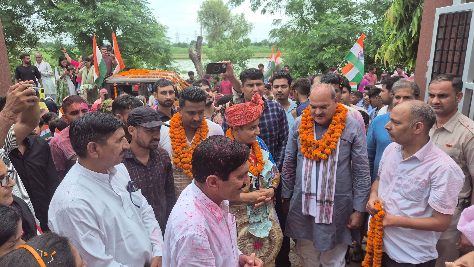 फोटो संख्या:64- स्वर्ण पदक विजेता शर्मिला धनखड़ का रोड शो के दौरान स्वागत करते ग्रामीण--संवाद