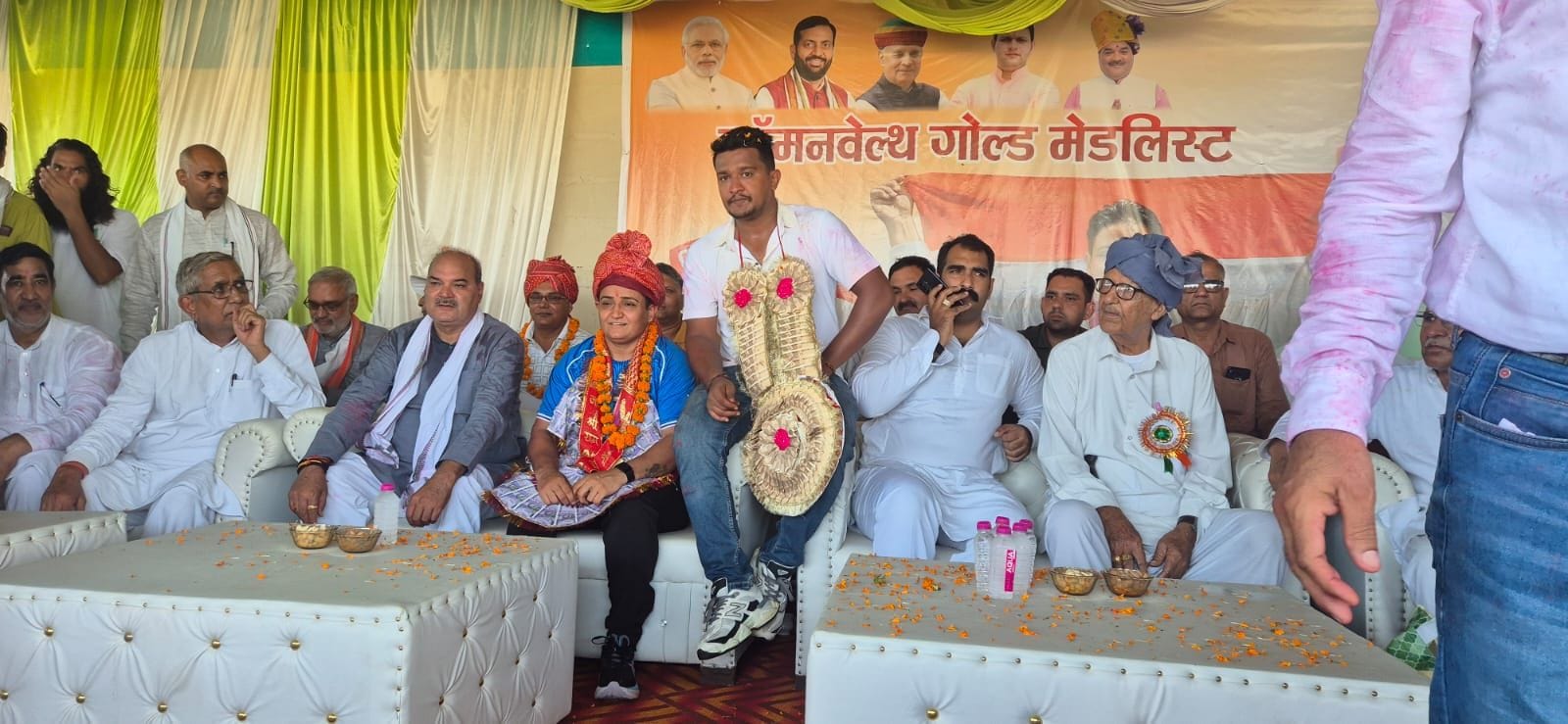 फोटो संख्या:64- स्वर्ण पदक विजेता शर्मिला धनखड़ का रोड शो के दौरान स्वागत करते ग्रामीण--संवाद