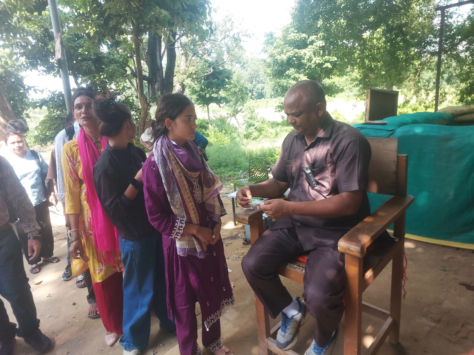 गौरीफंटा बॉर्डर पर गाड़ी की चेकिंग करता एसएसबी जवान। संवाद गौरीफंटा बॉर्डर पर गाड़ी की चेकिंग करता एसएसबी जवान। संवाद