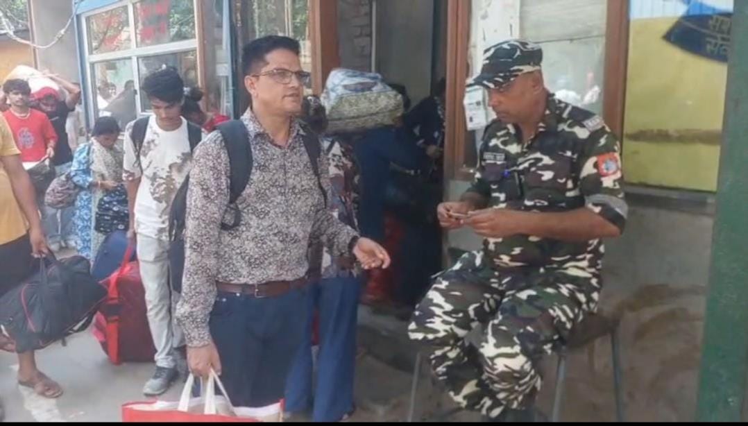 गौरीफंटा बॉर्डर पर गाड़ी की चेकिंग करता एसएसबी जवान। संवाद गौरीफंटा बॉर्डर पर गाड़ी की चेकिंग करता एसएसबी जवान। संवाद