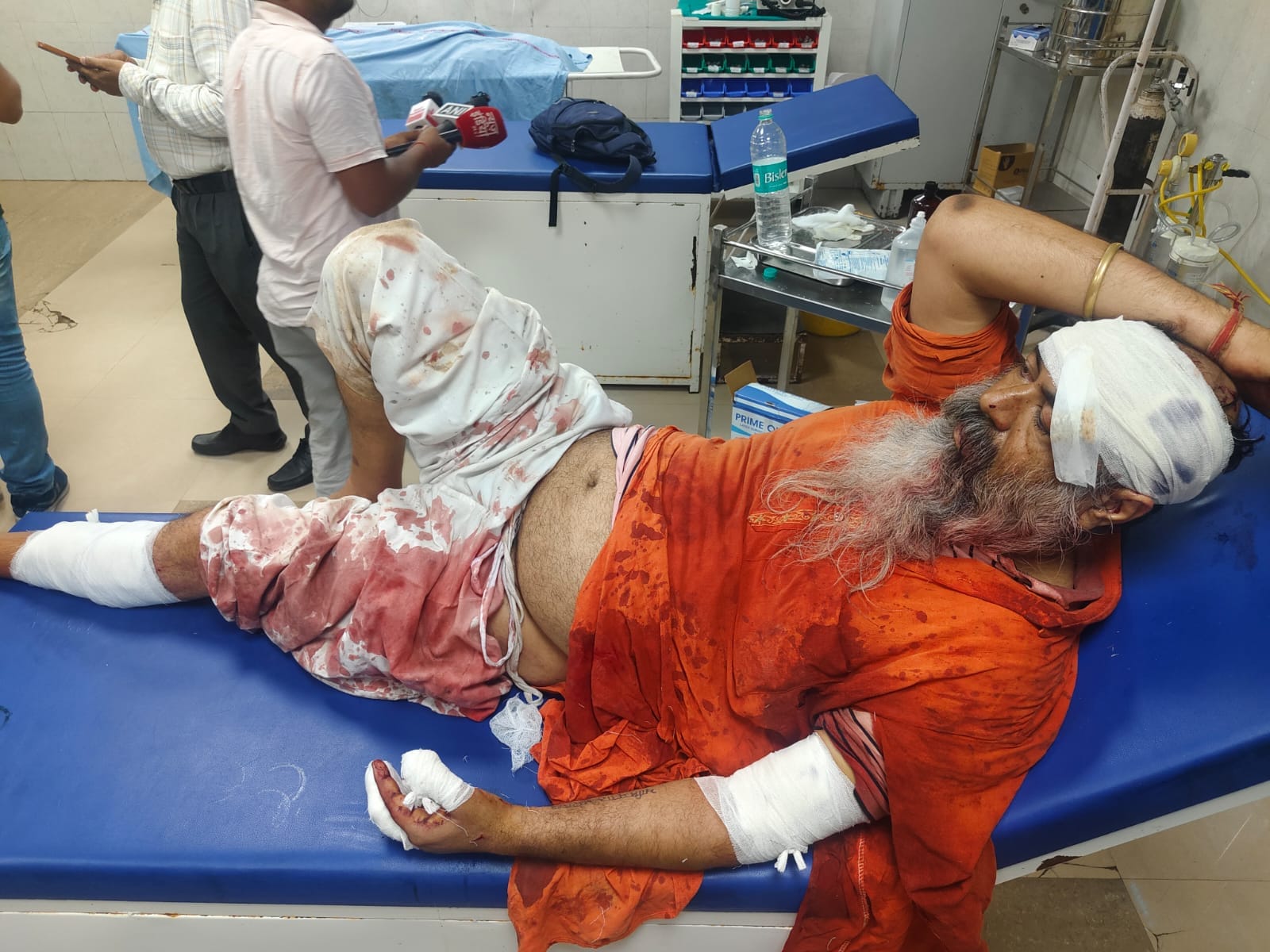 गुरुद्वारा साहिब के बाहर बाजार में टक्कर लगने के बाद उग्र लोग कार पर तोड़फोड़ करते हुए: सोशल मी गुरुद्वारा साहिब के बाहर बाजार में टक्कर लगने के बाद उग्र लोग कार पर तोड़फोड़ करते हुए: सोशल मी