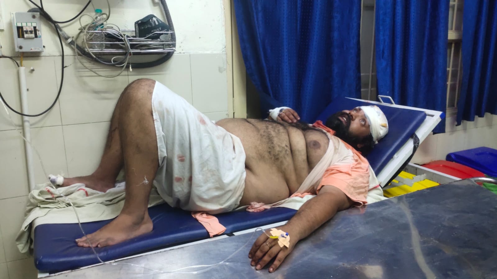 गुरुद्वारा साहिब के बाहर बाजार में टक्कर लगने के बाद उग्र लोग कार पर तोड़फोड़ करते हुए: सोशल मी गुरुद्वारा साहिब के बाहर बाजार में टक्कर लगने के बाद उग्र लोग कार पर तोड़फोड़ करते हुए: सोशल मी
