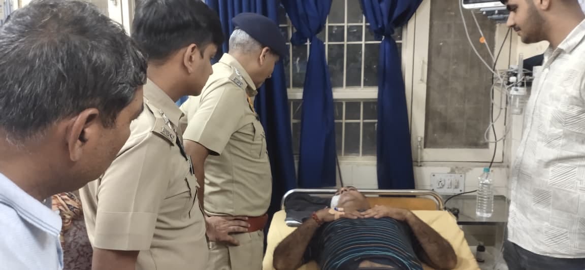 गुरुद्वारा साहिब के बाहर बाजार में टक्कर लगने के बाद उग्र लोग कार पर तोड़फोड़ करते हुए: सोशल मी गुरुद्वारा साहिब के बाहर बाजार में टक्कर लगने के बाद उग्र लोग कार पर तोड़फोड़ करते हुए: सोशल मी