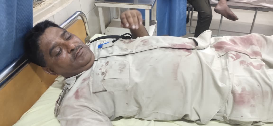 गुरुद्वारा साहिब के बाहर बाजार में टक्कर लगने के बाद उग्र लोग कार पर तोड़फोड़ करते हुए: सोशल मी गुरुद्वारा साहिब के बाहर बाजार में टक्कर लगने के बाद उग्र लोग कार पर तोड़फोड़ करते हुए: सोशल मी