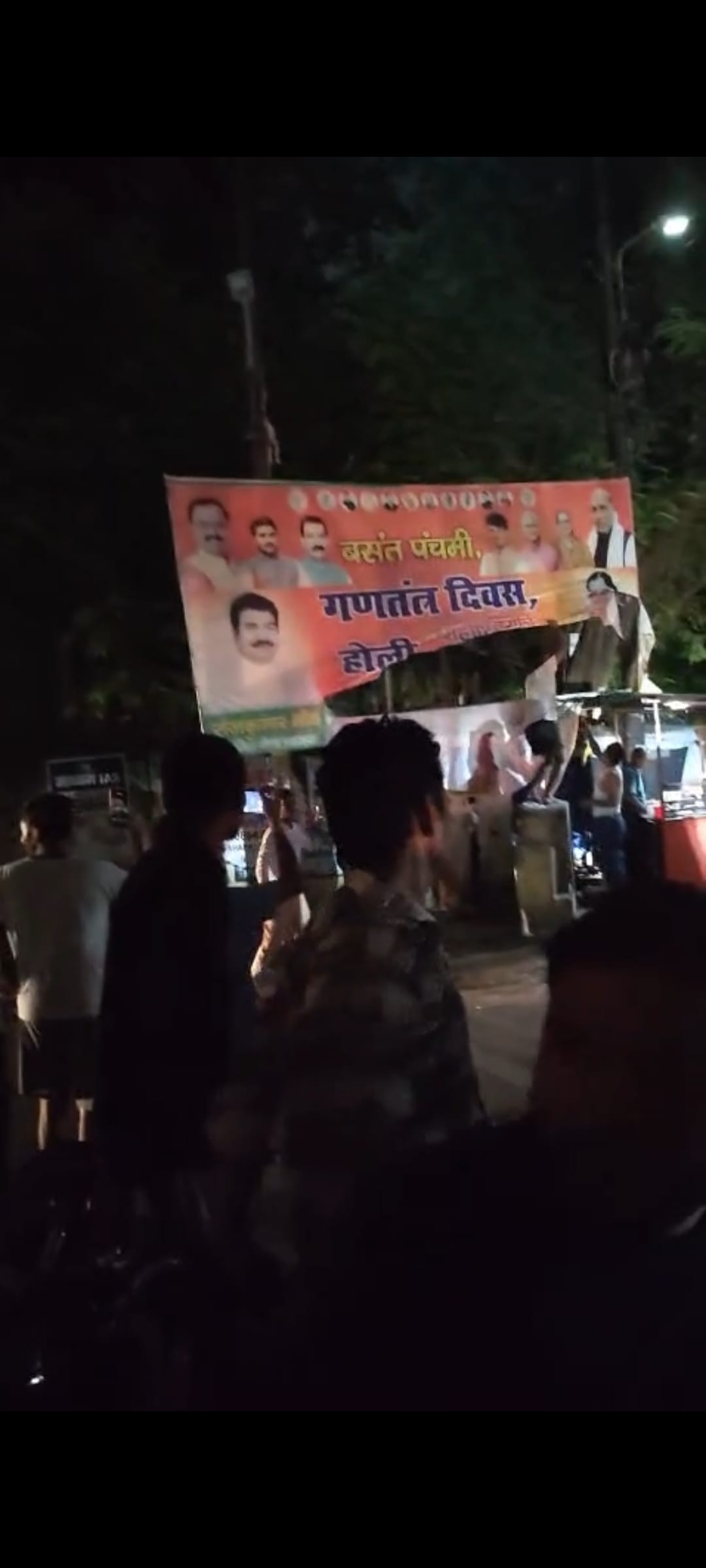 जानकीपुरम सेक्टर-एच में बिजली न आने के कारण लोगों ने चौराहे पर किया प्रदर्शन और क्षेत्रीय पार्ष जानकीपुरम सेक्टर-एच में बिजली न आने के कारण लोगों ने चौराहे पर किया प्रदर्शन और क्षेत्रीय पार्ष