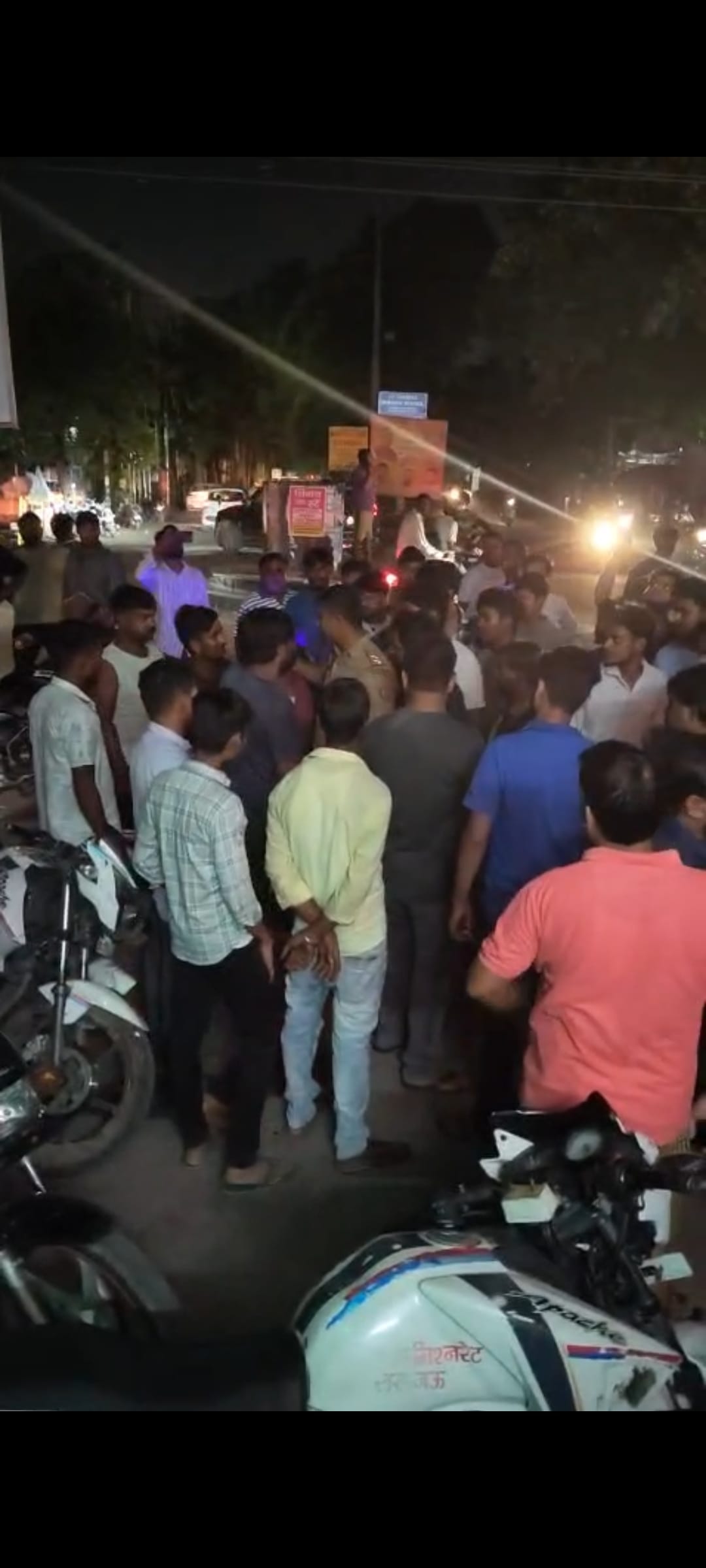 जानकीपुरम सेक्टर-एच में बिजली न आने के कारण लोगों ने चौराहे पर किया प्रदर्शन और क्षेत्रीय पार्ष जानकीपुरम सेक्टर-एच में बिजली न आने के कारण लोगों ने चौराहे पर किया प्रदर्शन और क्षेत्रीय पार्ष