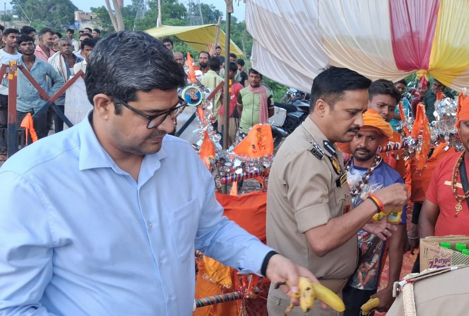 कछला गंगा घाट पहुंचे गंगा जल भरने कांवड़िये। संवाद