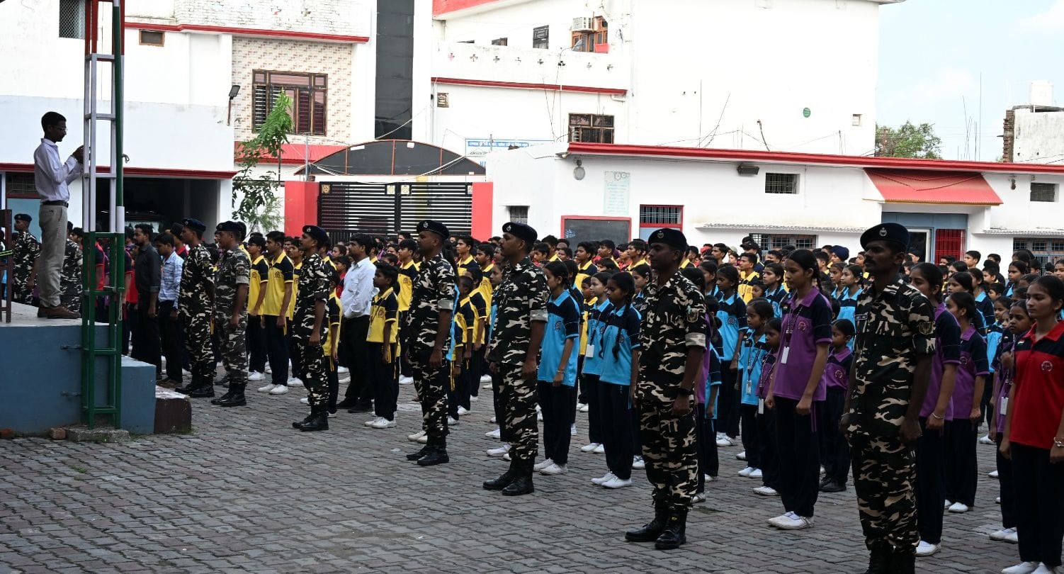कजरिया प्राथमिक विधालय में वंदे मातरम राष्ट्रीय गीत कार्यक्रम के दौरान मौजूद बच्चे व जवान । स्र कजरिया प्राथमिक विधालय में वंदे मातरम राष्ट्रीय गीत कार्यक्रम के दौरान मौजूद बच्चे व जवान । स्र