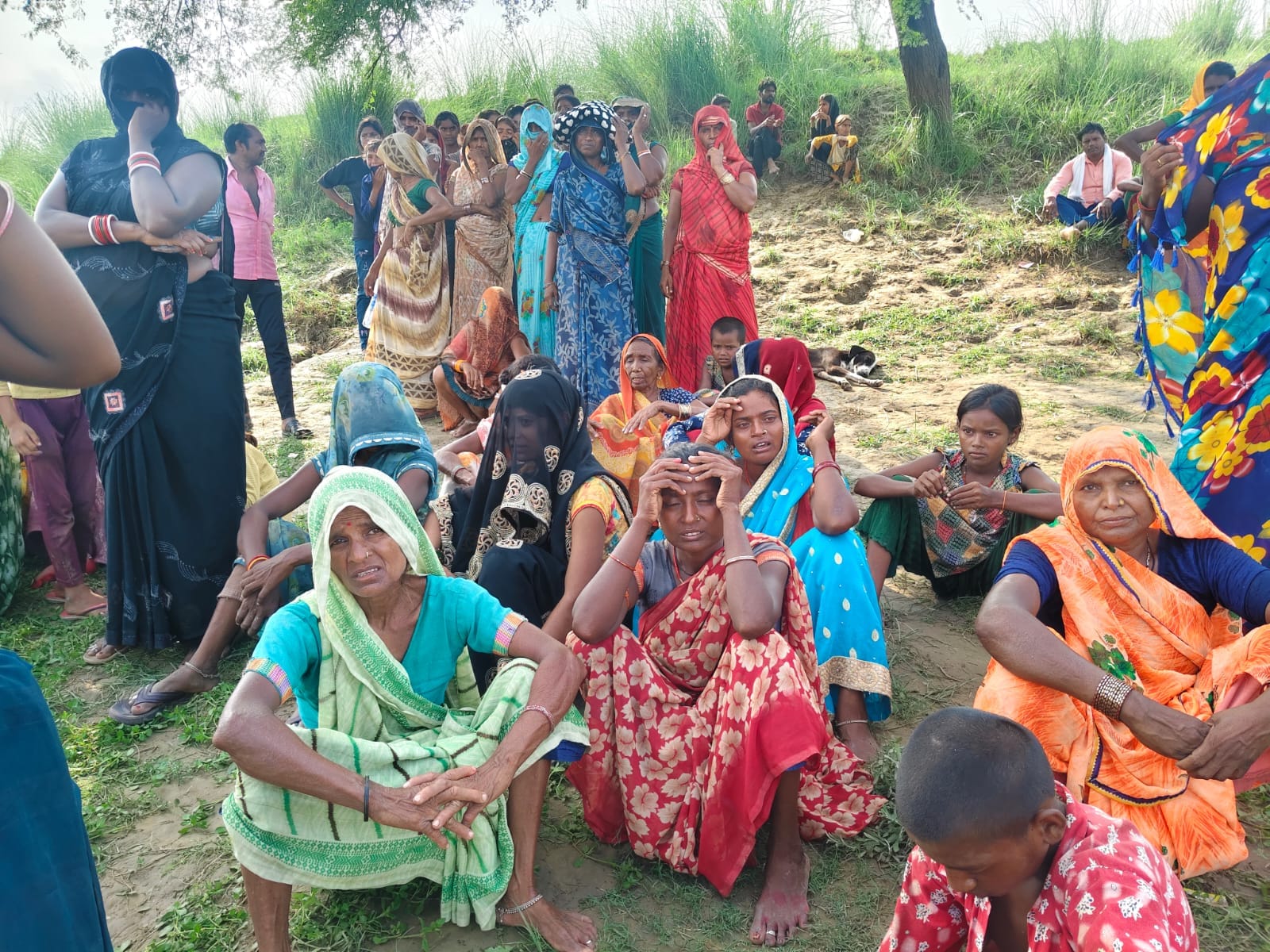 करिश्मा उर्फ भुअरी का फाइल फोटो,घाट पर गमगीन बैठी महिलाएं और नदी में तलाश करते फायर ब्रिगेड की 