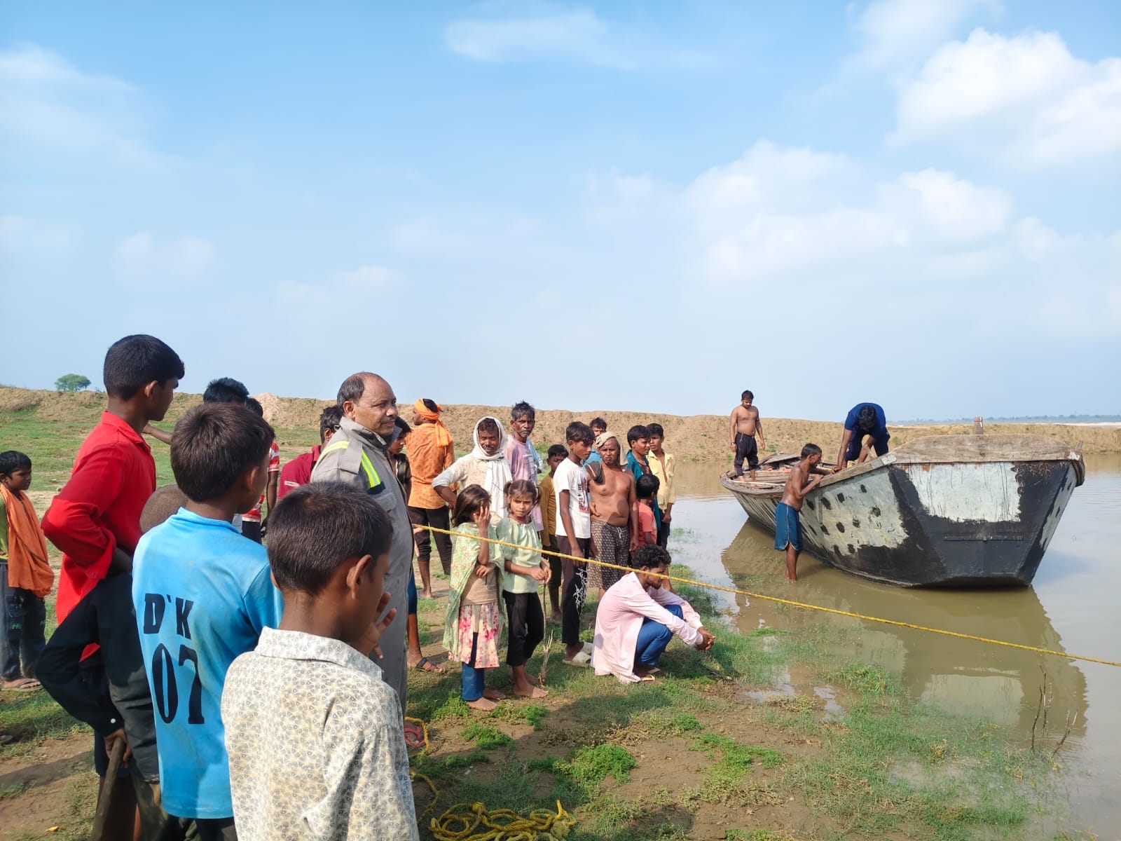 करिश्मा उर्फ भुअरी का फाइल फोटो,घाट पर गमगीन बैठी महिलाएं और नदी में तलाश करते फायर ब्रिगेड की 