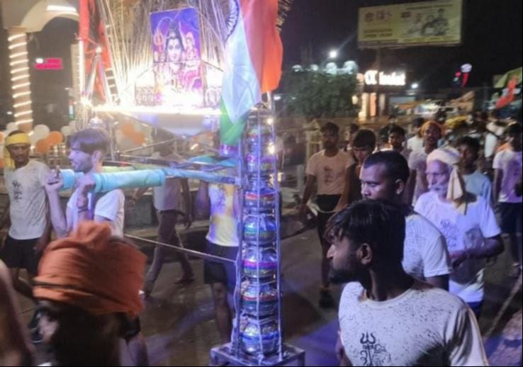 कासगंज रोड पर कांवड़ भरकर ले जाती तीन बहनें। संवाद कासगंज रोड पर कांवड़ भरकर ले जाती तीन बहनें। संवाद