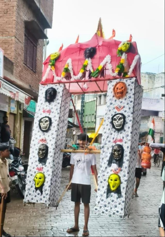 कासगंज रोड पर कांवड़ भरकर ले जाती तीन बहनें। संवाद कासगंज रोड पर कांवड़ भरकर ले जाती तीन बहनें। संवाद