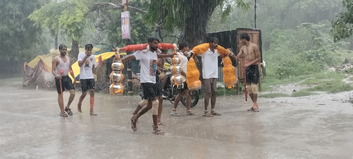 कासगंज रोड पर कांवड़ भरकर ले जाती तीन बहनें। संवाद कासगंज रोड पर कांवड़ भरकर ले जाती तीन बहनें। संवाद