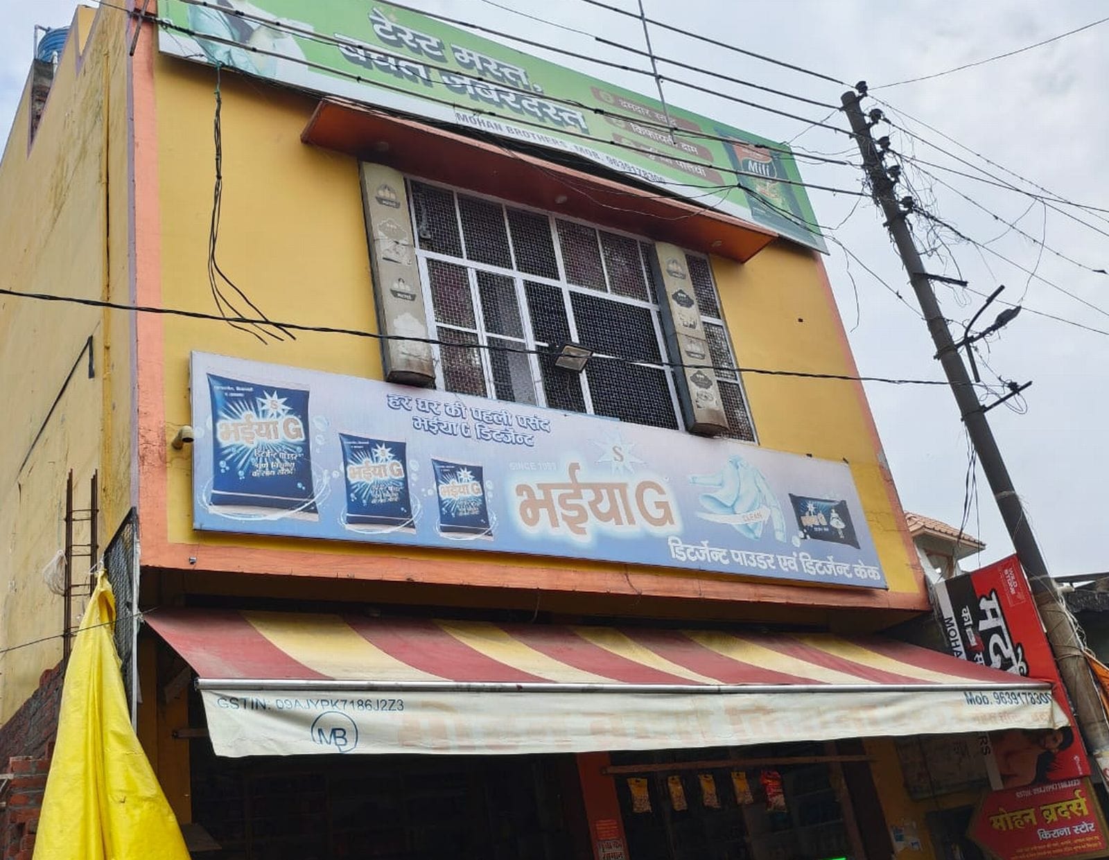 कोतवाली क्षेत्र में चोरी की घटना के बाद घटना स्थल पर पहुंचे एसपी सिटी अभिषेक कुमार सिंह। संवाद