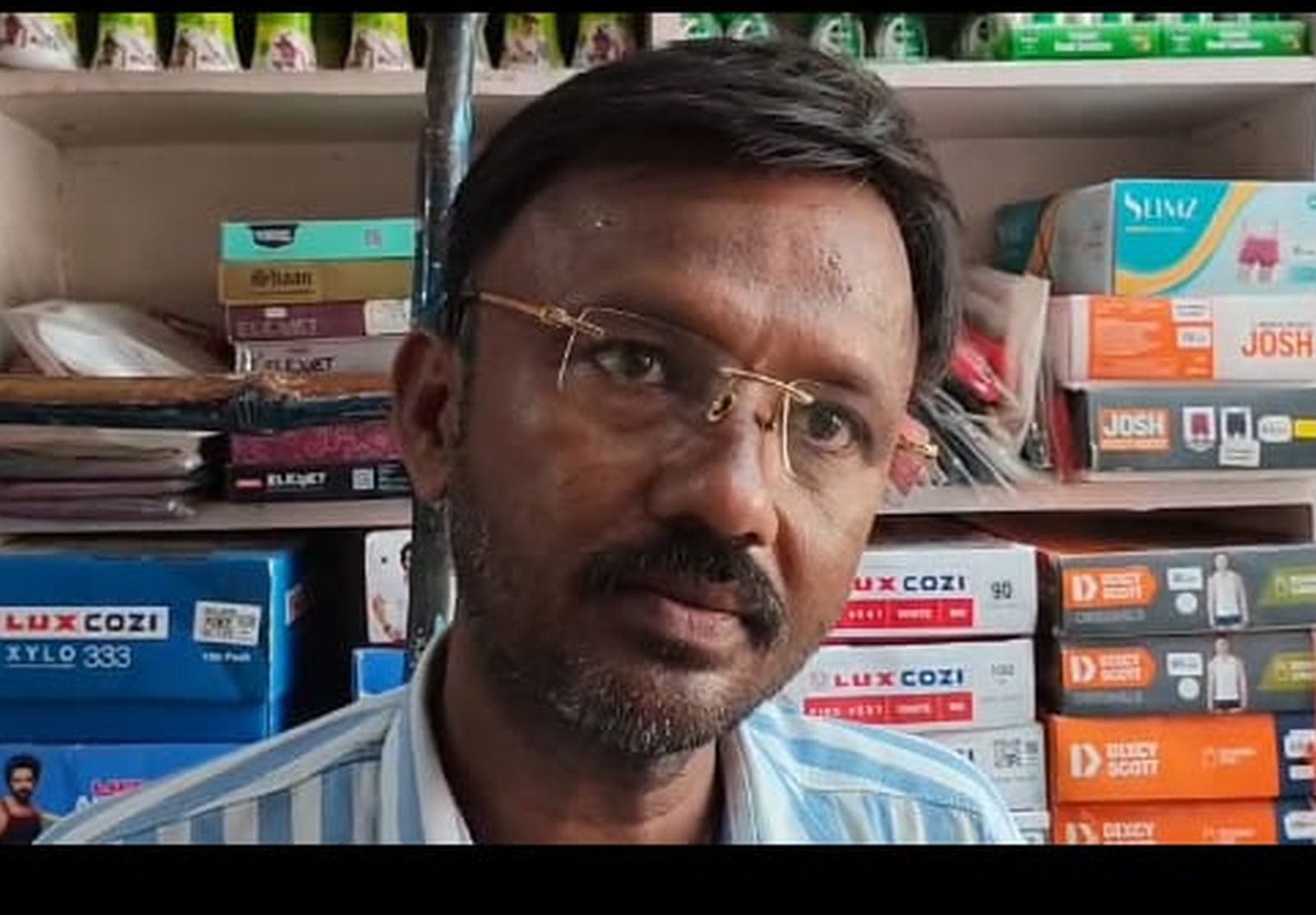 कोतवाली क्षेत्र में चोरी की घटना के बाद घटना स्थल पर पहुंचे एसपी सिटी अभिषेक कुमार सिंह। संवाद