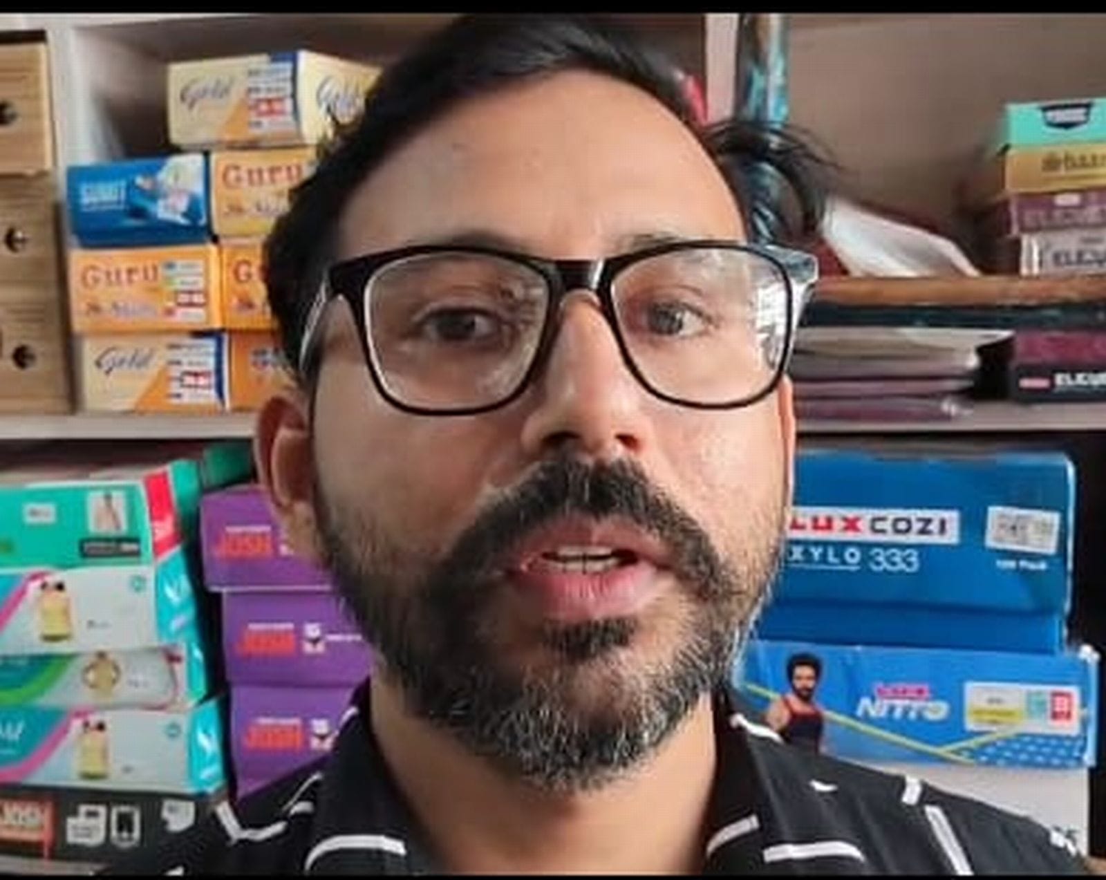 कोतवाली क्षेत्र में चोरी की घटना के बाद घटना स्थल पर पहुंचे एसपी सिटी अभिषेक कुमार सिंह। संवाद