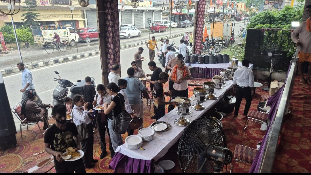 कांवड़ियों का रूट डाईवर्ट होने पर पांवटा साहिब से मोबाईल वैन सेवा शुरू की गई । संवाद कांवड़ियों का रूट डाईवर्ट होने पर पांवटा साहिब से मोबाईल वैन सेवा शुरू की गई । संवाद