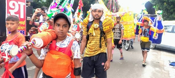 मां शेरावाली की झांकी के साथ गंगाजल लेकर खतौली  से  गुजरते  दिल्ली के शिवभक्त। संवाद