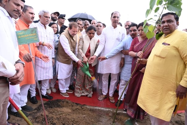 महम में प्रदेश अध्यक्ष को झूला झूलते कार्यकर्ता। संवाद महम में प्रदेश अध्यक्ष को झूला झूलते कार्यकर्ता। संवाद