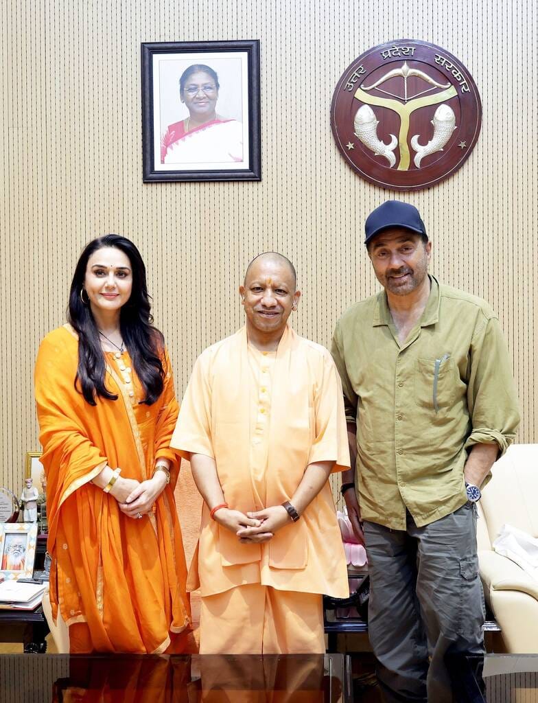 मुख्यमंत्री योगी आदित्यनाथ से मिले अभिनेता सनी देओल मुख्यमंत्री योगी आदित्यनाथ से मिले अभिनेता सनी देओल