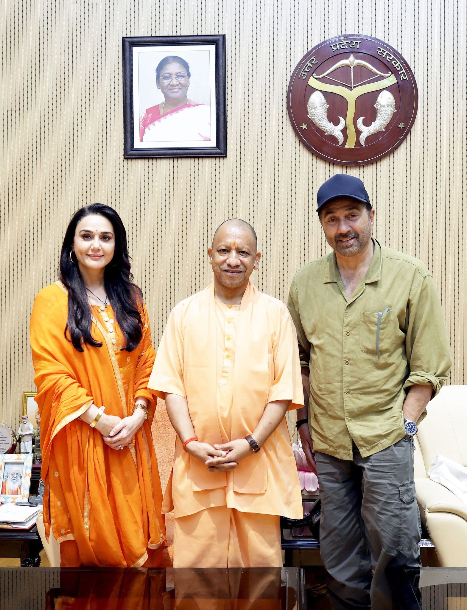मुख्यमंत्री योगी आदित्यनाथ से मिले अभिनेता सनी देओल मुख्यमंत्री योगी आदित्यनाथ से मिले अभिनेता सनी देओल