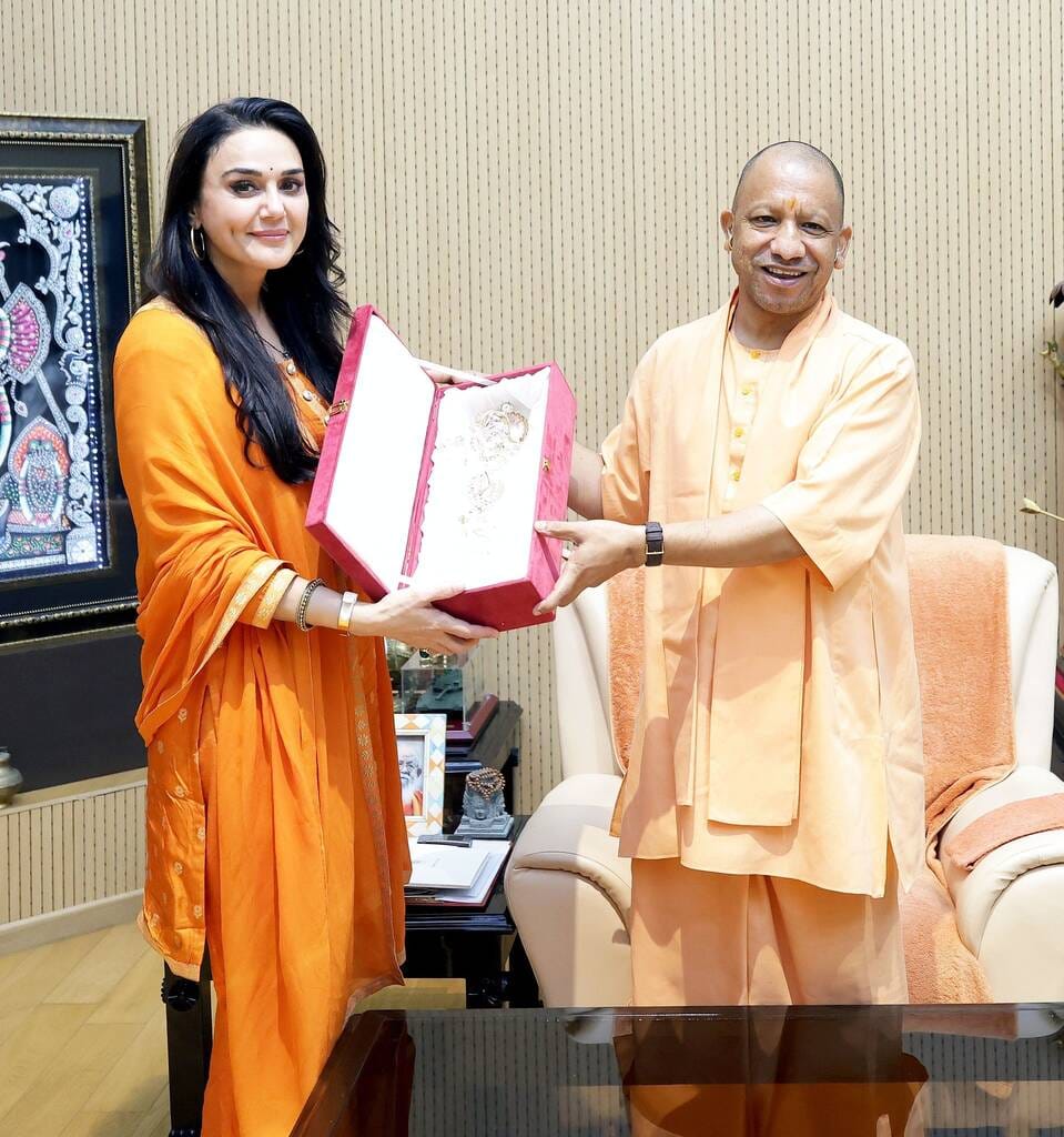 मुख्यमंत्री योगी आदित्यनाथ से मिले अभिनेता सनी देओल मुख्यमंत्री योगी आदित्यनाथ से मिले अभिनेता सनी देओल
