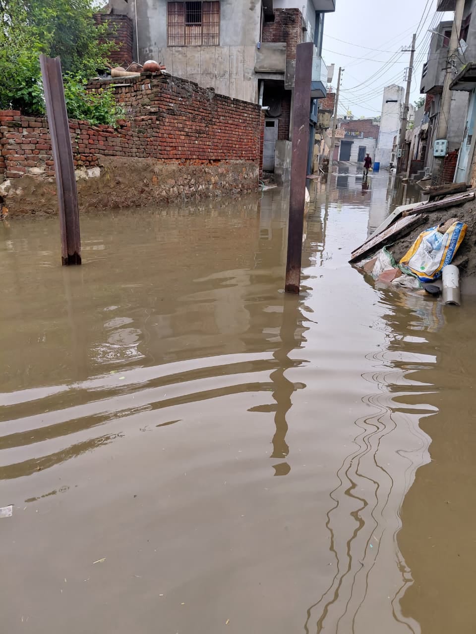 मेन बाजार में भरा बारिश का पानी। 