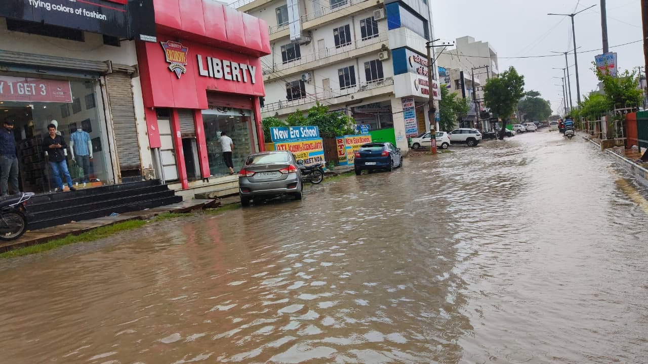 मेन बाजार में भरा बारिश का पानी। 