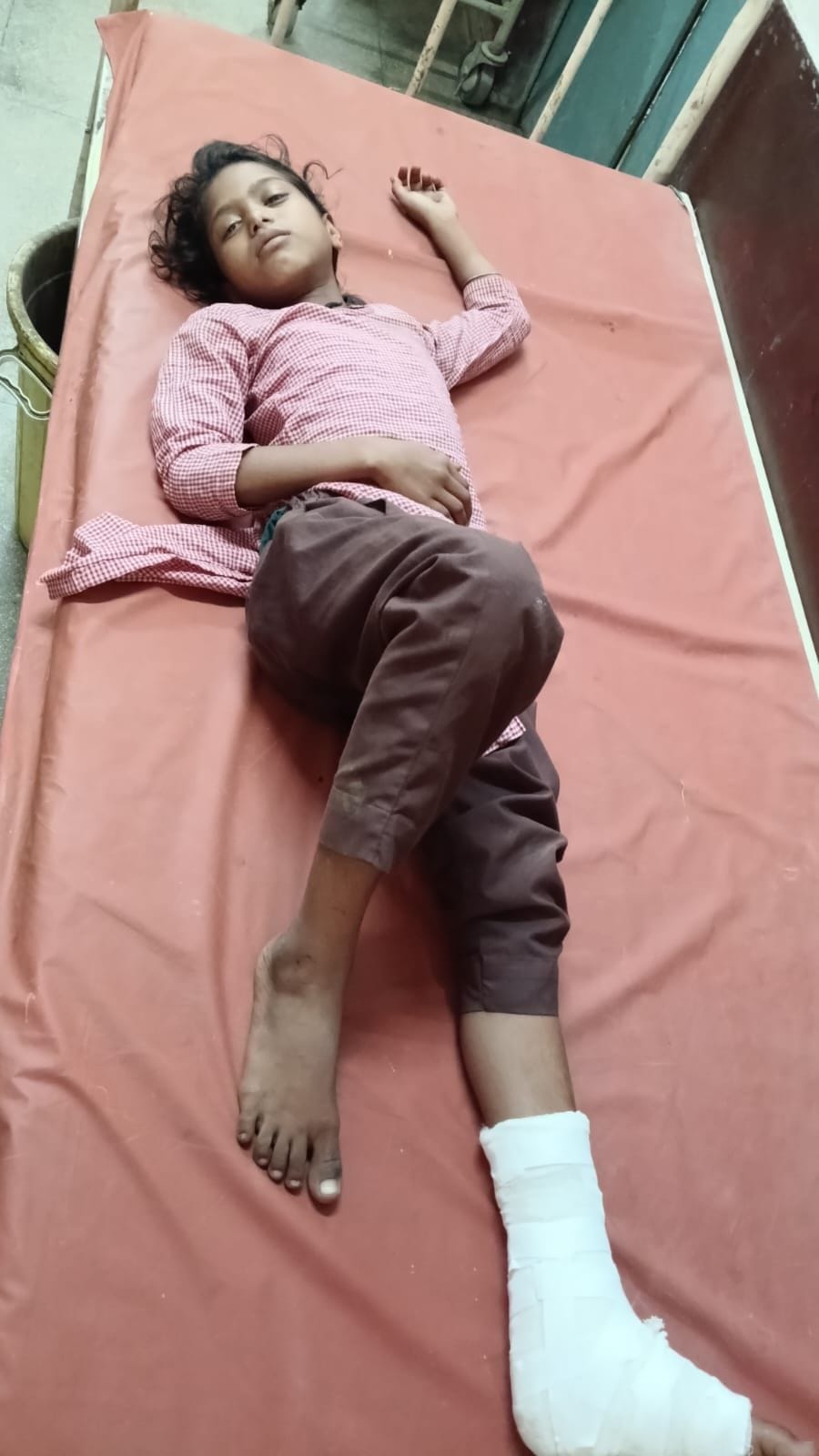 मुसिया नगला के संविलियन विद्यालय में टूटी पड़ी पेड़ की शाखा। संवाद