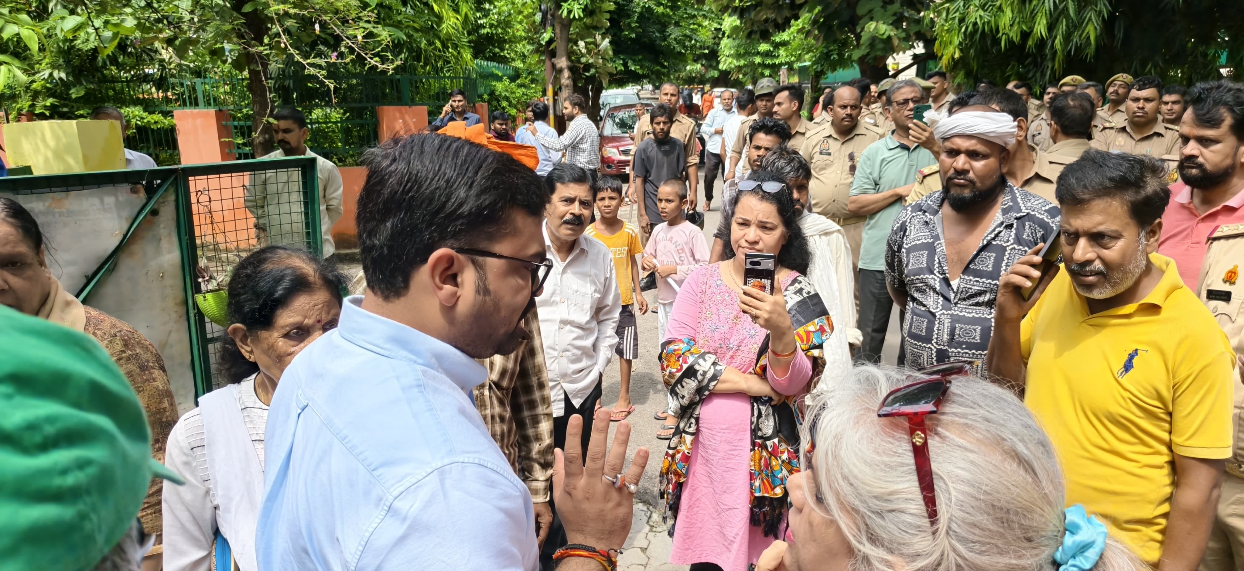 नेहरू एन्क्लेव में अवैध निर्माण तोड़ने पहुंची एलडीए की टीम। नेहरू एन्क्लेव में अवैध निर्माण तोड़ने पहुंची एलडीए की टीम।