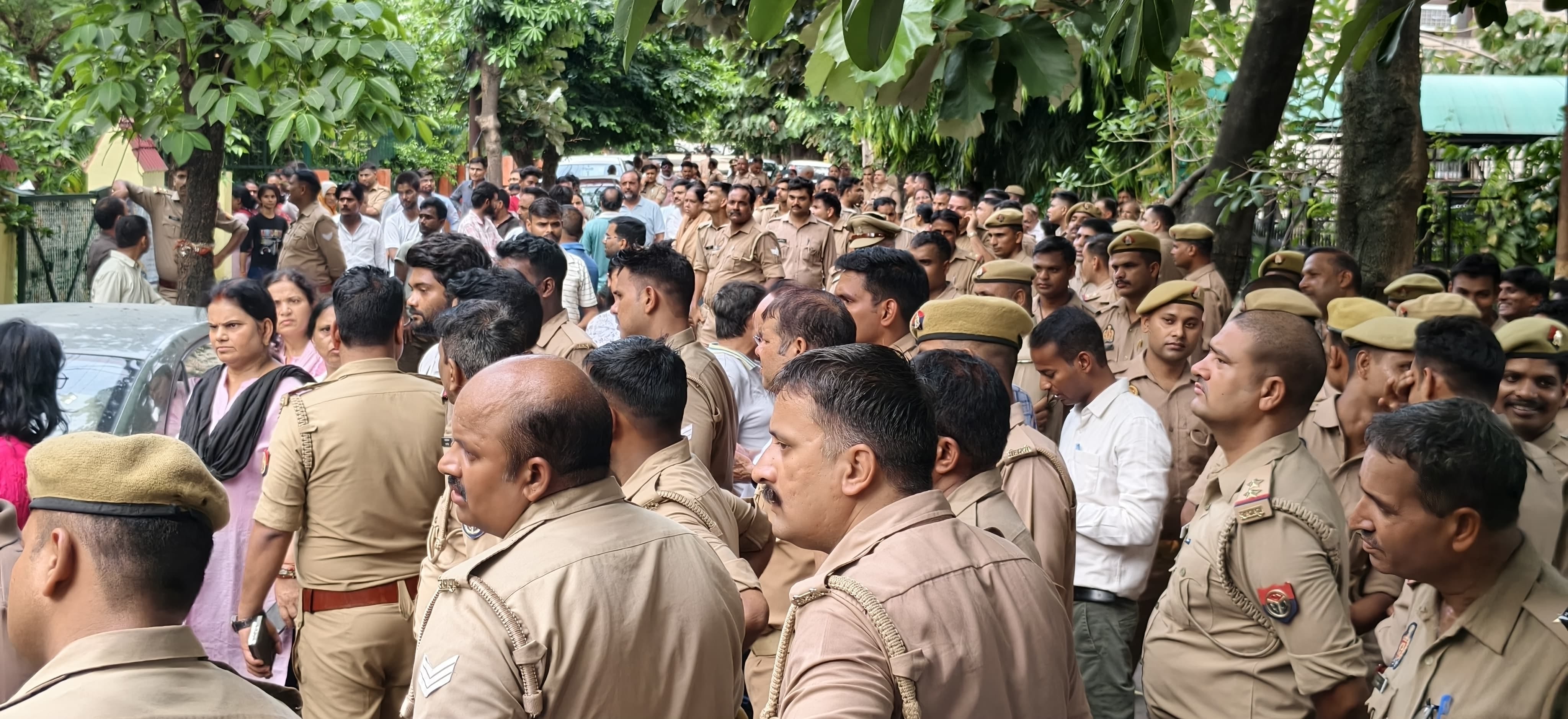 नेहरू एन्क्लेव में अवैध निर्माण तोड़ने पहुंची एलडीए की टीम। नेहरू एन्क्लेव में अवैध निर्माण तोड़ने पहुंची एलडीए की टीम।
